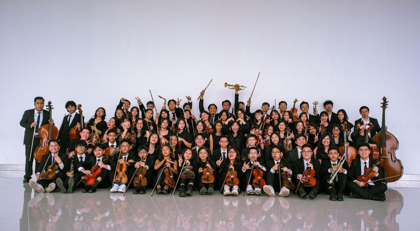 an image of the orchestra in a white room