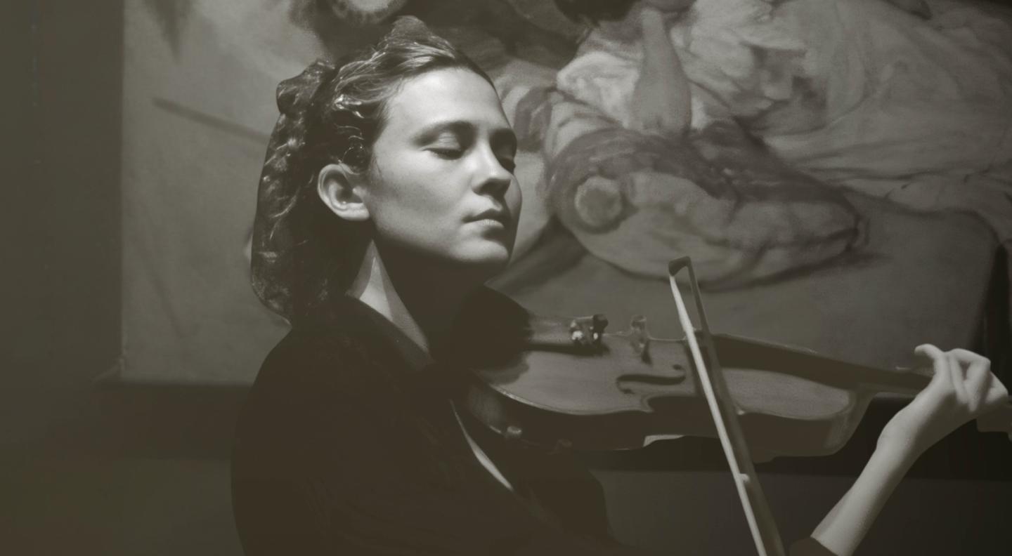 SCO's Lorenza Borrani playing the violin