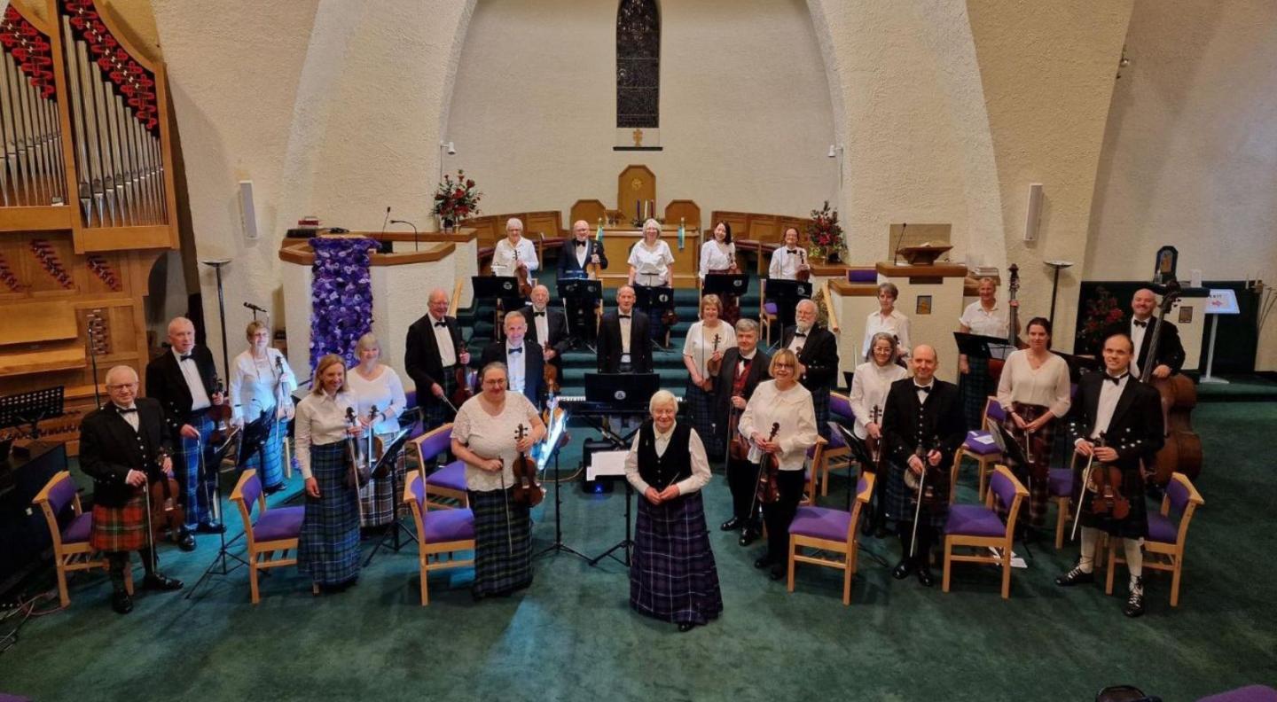 The members of the Edinburgh Highland Reel & Strathspey Society