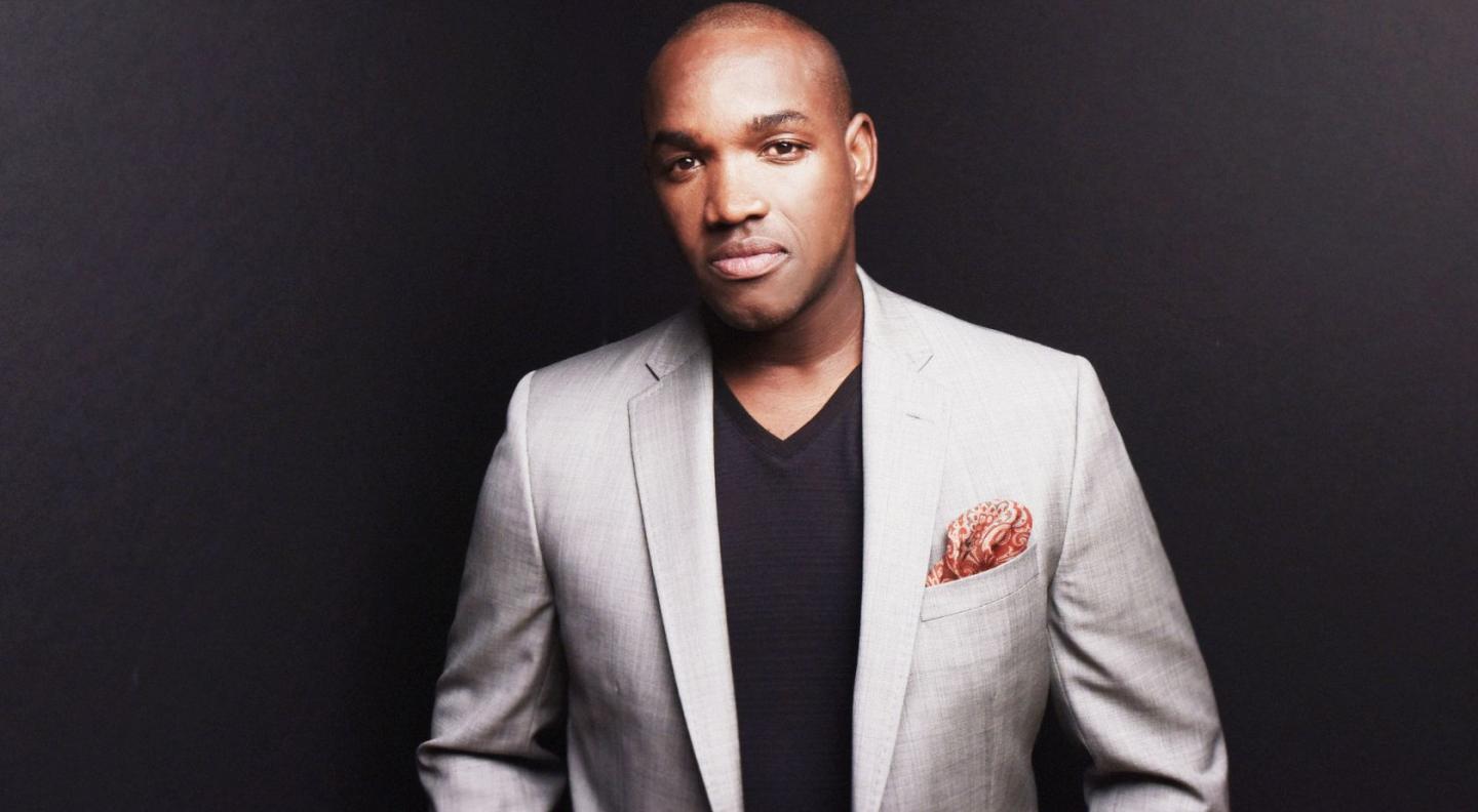 A photo of Lawrence Brownlee infront of a black backdrop