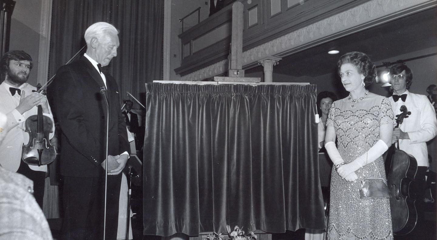 HM The Queen unveiling the plaque