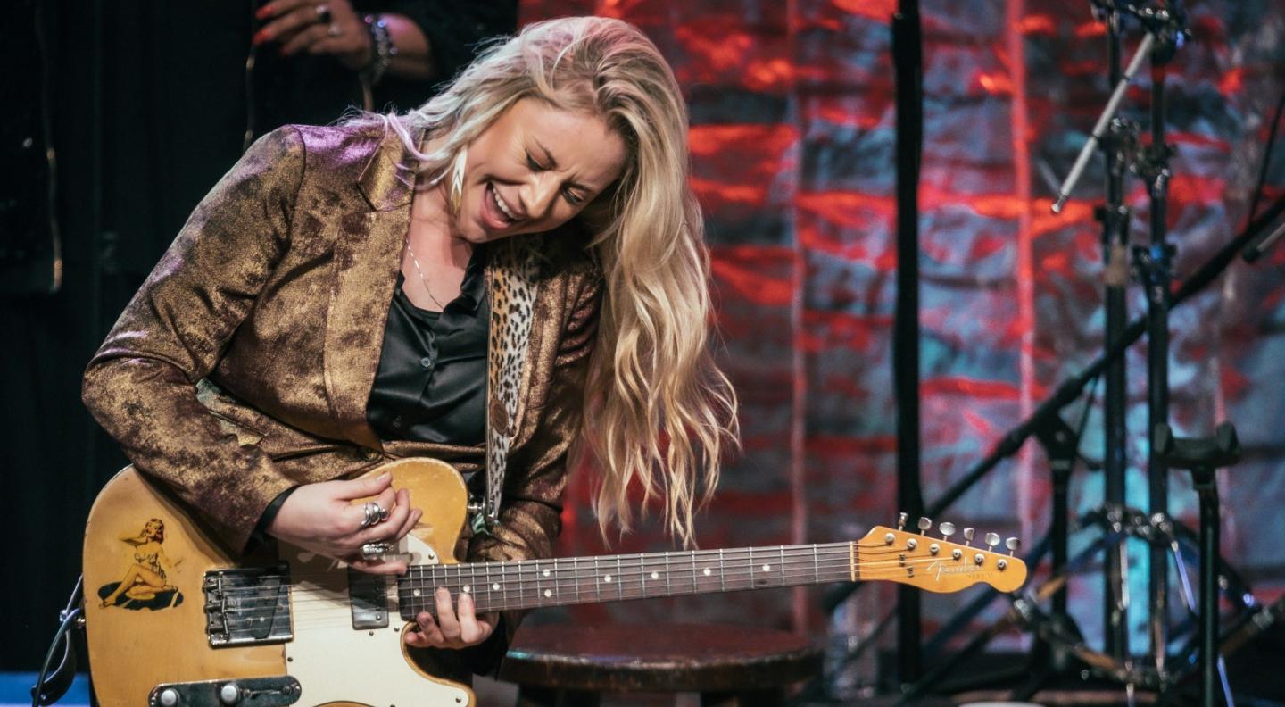 Joanne Shaw Taylor plays an electric guitar