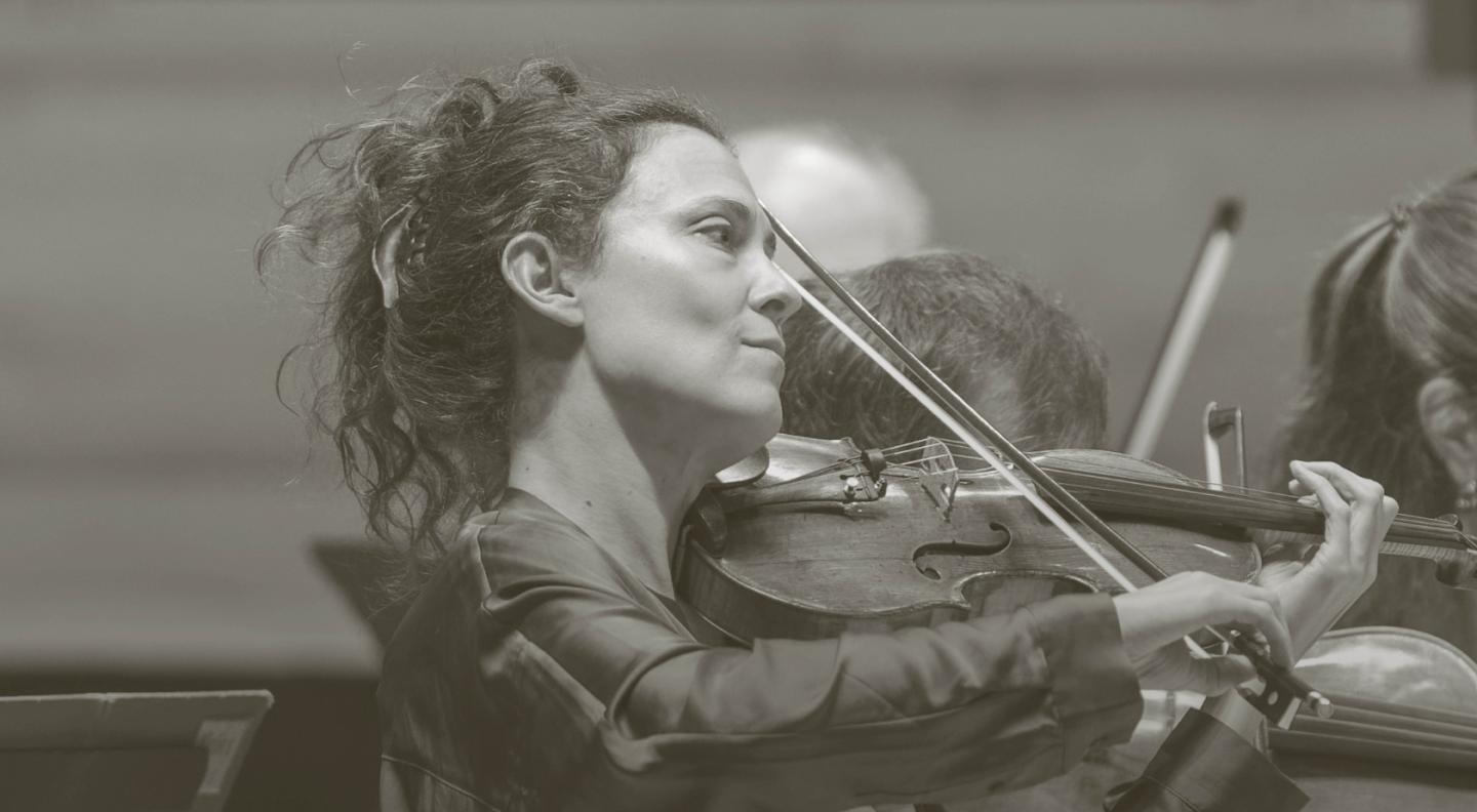 Lorenza Borrani playing violin with the Scottish Chamber Orchestra