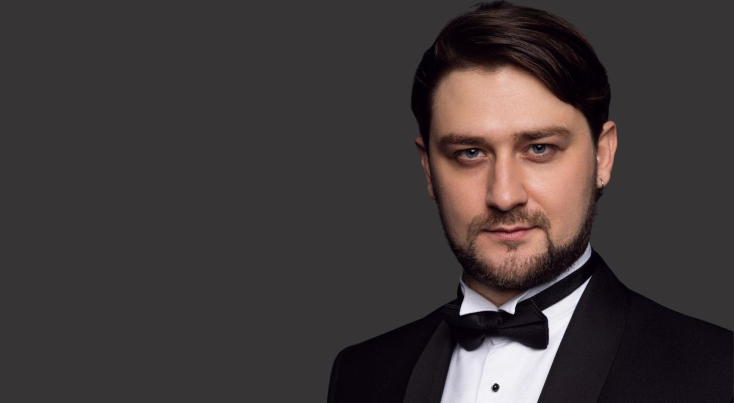 Ukranian baritone Andrii Kymach wearing a tuxedo