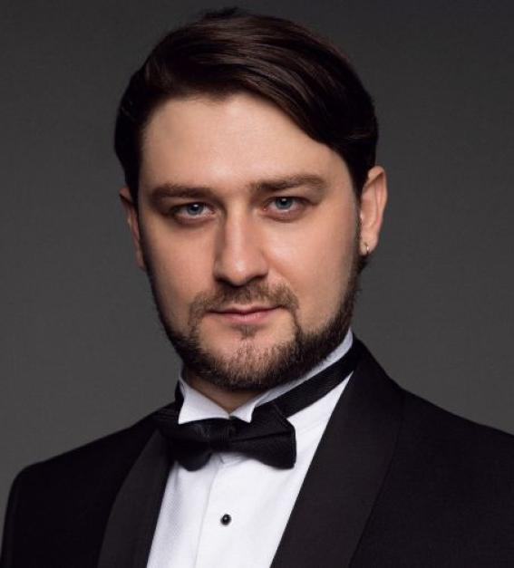 Ukranian baritone Andrii Kymach wearing a tuxedo